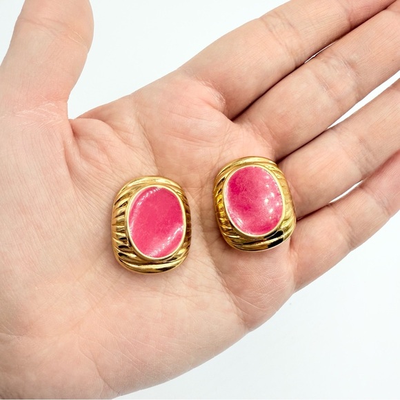 Vintage JS Joseph Smith & Sons Gold Tone Fuchsia Enamel Clip On Earrings - Picture 3 of 6